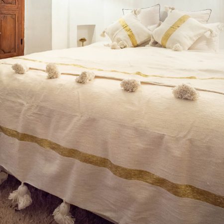 golden-white-blanket-with-pom-poms-2